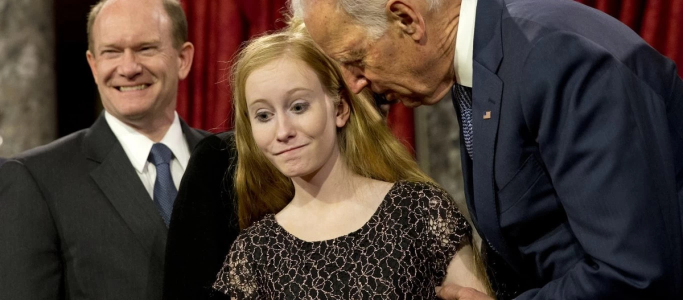 Τ.Μπάιντεν: Ο “creepy uncle Joe” το έκανε πάλι - Δείτε την περίεργη φωτογραφία που κάνει το γύρο του διαδικτύου
